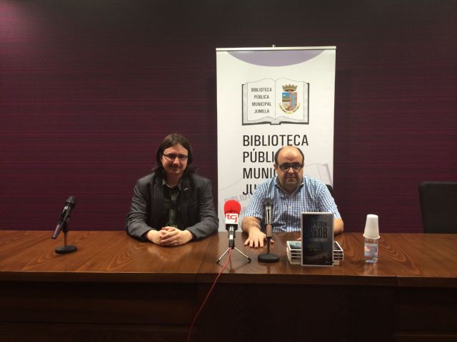 Uno de los escritores de vanguardia de la novela negra, Claudio Cerdán, presenta en Jumilla Un mundo peor - 1, Foto 1