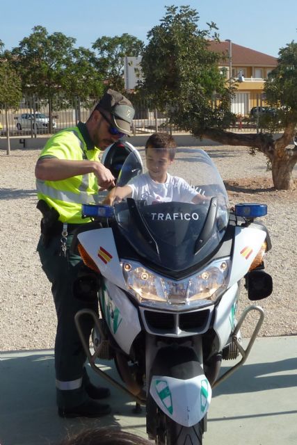Los alumnos del colegio José Antonio se interesan porel trabajo de la Guardia Civil - 1, Foto 1