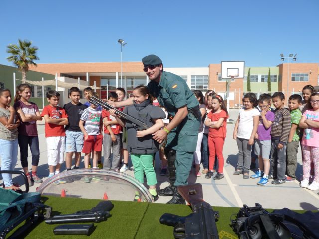 Los alumnos del colegio José Antonio se interesan porel trabajo de la Guardia Civil - 2, Foto 2