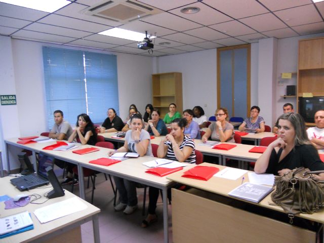 Casi treinta alumnos comienzan un curso de ingls en Empleo que les permitir acceder a pruebas libres de la Escuela Oficial de Idiomas, Foto 1