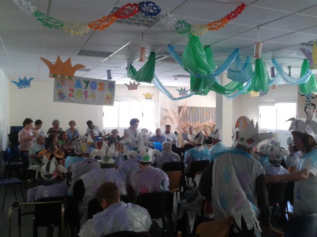 Los usuarios del Centro de Da tambin celebran Los Mayos, Foto 1