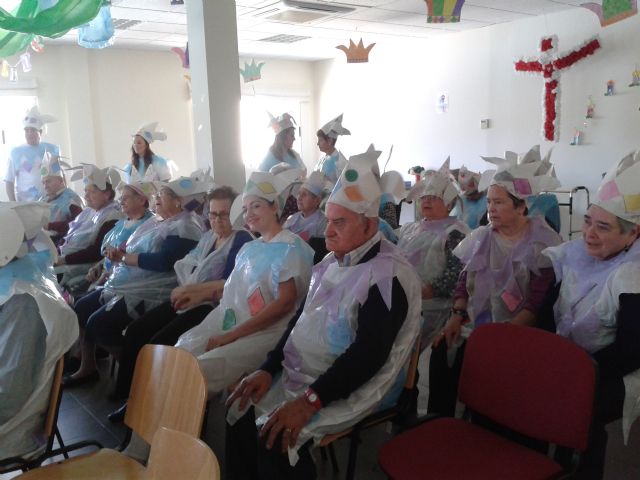 Los usuarios del Centro de Da tambin celebran Los Mayos, Foto 3