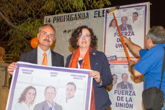 Ciudadanos (C´s) de Murcia inicia la campaña electoral con la tradicional pegada de carteles en el Puente Viejo - 1, Foto 1
