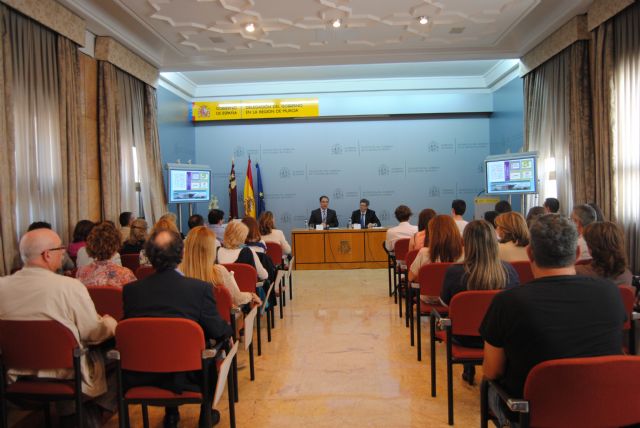 El delegado del Gobierno entrega a tres alumnos del IES Sangonera La Verde sus premios como ganadores de la II Olimpiada Estadística - 1, Foto 1