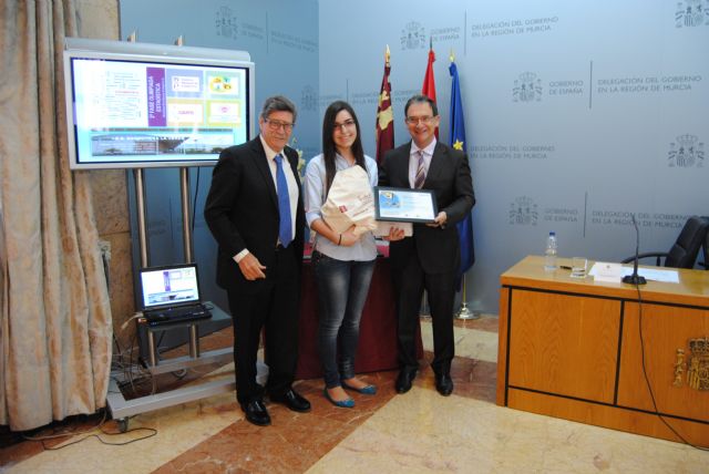 El delegado del Gobierno entrega a tres alumnos del IES Sangonera La Verde sus premios como ganadores de la II Olimpiada Estadística - 2, Foto 2