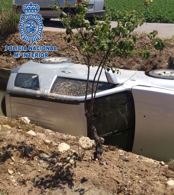 Un Policía Nacional fuera de servicio rescata a un hombre del interior de su vehículo tras caer al interior de una acequia - 1, Foto 1