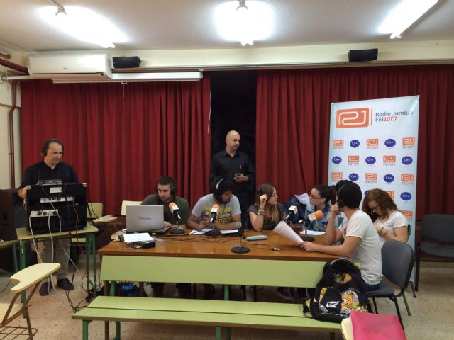 Los alumnos del IES Infanta Elena despiden el taller de Radio El Recreo Es nuestro con una programa especial desde el centro - 4, Foto 4