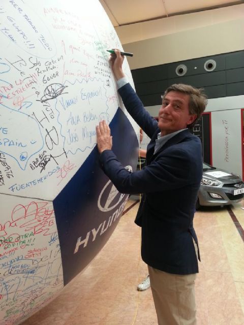 Tortosa firma en el balón de los deseos del Mundial de Brasil - 1, Foto 1