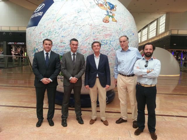 Tortosa firma en el balón de los deseos del Mundial de Brasil - 2, Foto 2