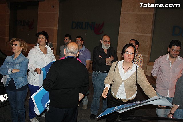 Se celebra la tradicional pegada de carteles con la que arranca de forma oficial la campaña electoral para las europeas - 3