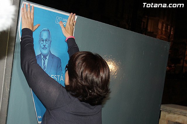 Se celebra la tradicional pegada de carteles con la que arranca de forma oficial la campaña electoral para las europeas - 5