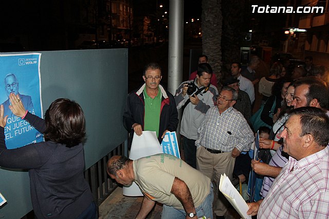 Se celebra la tradicional pegada de carteles con la que arranca de forma oficial la campaña electoral para las europeas - 6