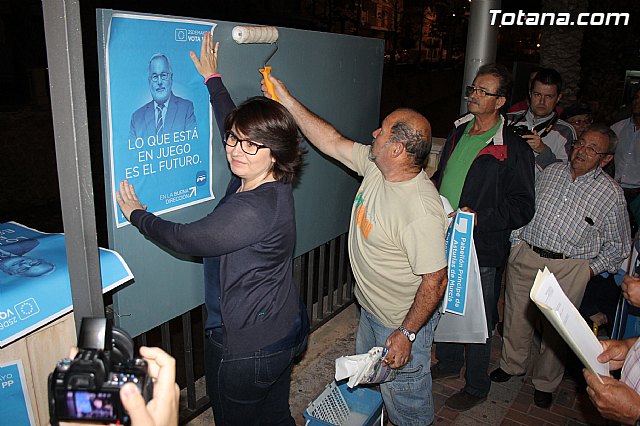 Se celebra la tradicional pegada de carteles con la que arranca de forma oficial la campaña electoral para las europeas - 7