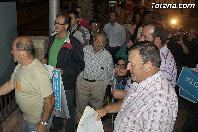 Se celebra la tradicional pegada de carteles con la que arranca de forma oficial la campaña electoral para las europeas - 8