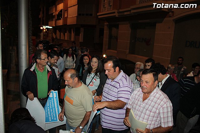 Se celebra la tradicional pegada de carteles con la que arranca de forma oficial la campaña electoral para las europeas - 11