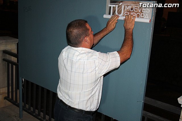 Se celebra la tradicional pegada de carteles con la que arranca de forma oficial la campaña electoral para las europeas - 18