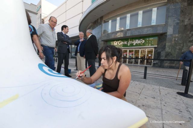 APICES cubre de luz el zapato gigante en blanco de Shoepping - 2, Foto 2