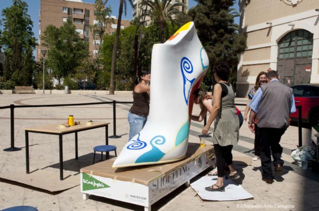 APICES cubre de luz el zapato gigante en blanco de Shoepping - 3, Foto 3