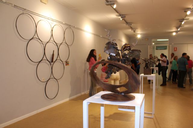 El colectivo +formas muestra sus esculturas relacionadas con el mundo del vino en la Casa de Cultura - 1, Foto 1