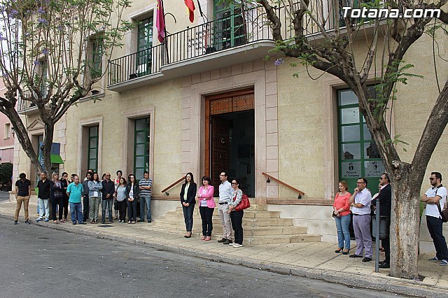 Totana observed a minute of silence for the death of Isabel Carrasco, Foto 1