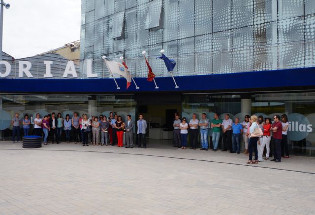 Un minuto de silencio en Las Torres de Cotillas por el asesinato de la presidenta de la Diputación de León, Isabel Carrasco - 1, Foto 1