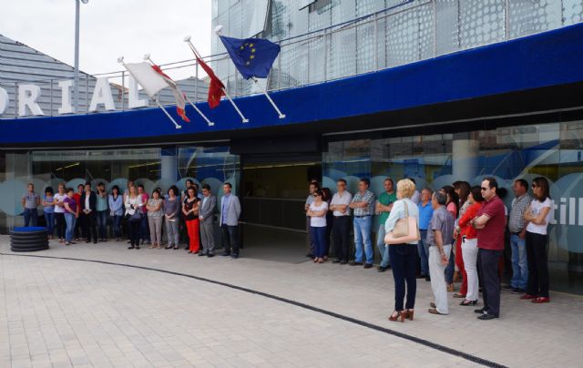 Un minuto de silencio en Las Torres de Cotillas por el asesinato de la presidenta de la Diputación de León, Isabel Carrasco - 2, Foto 2