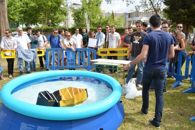 Un barco de papel capaz de cargar 18 kilos gana un concurso en las fiestas del campus de Alfonso XIII - 1, Foto 1