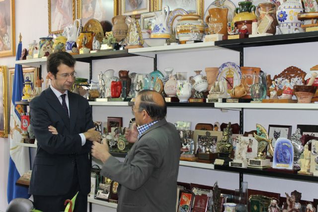 /El consejero de Industria, Turismo, Empresa e Innovación, Juan Carlos Ruiz, visita la Federación de Peñas Huertanas - 2, Foto 2