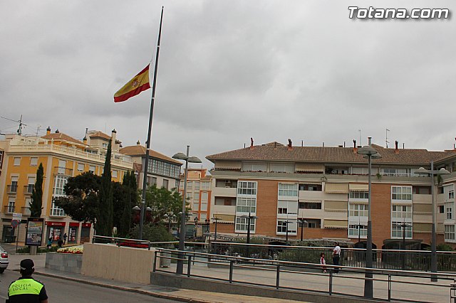 Totana guard un minuto de silencio por la muerte de Isabel Carrasco - 4
