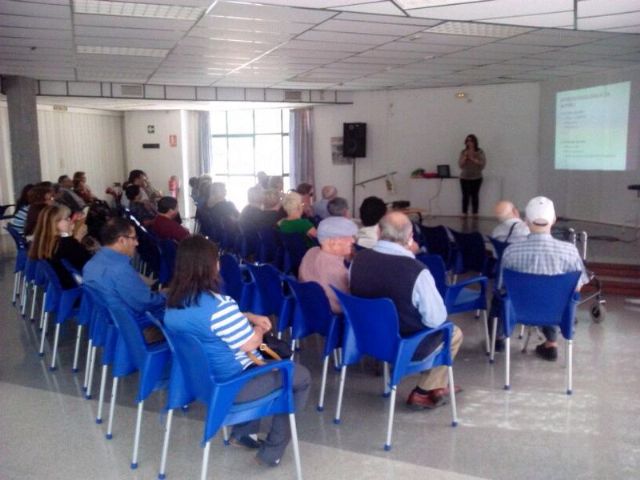 Una charla pone de manifiesto la importante labor de aquellas personas implicadas en el cuidado diario de enfermos dependientes, Foto 1