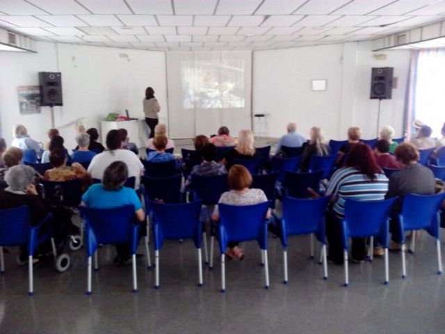 Una charla pone de manifiesto la importante labor de aquellas personas implicadas en el cuidado diario de enfermos dependientes, Foto 2