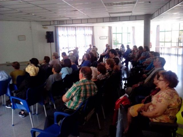 Una charla pone de manifiesto la importante labor de aquellas personas implicadas en el cuidado diario de enfermos dependientes, Foto 3