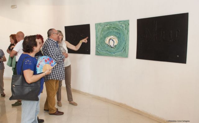 Los funcionarios honran a su patrona con una variada exposición - 1, Foto 1