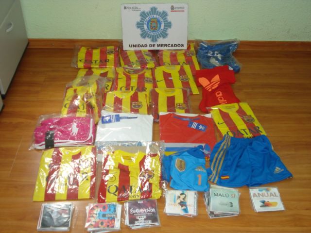 La Policía Local decomisa 76 productos falsificados - 1, Foto 1