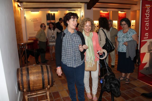 La Asociación de Usuarios de Perros Guía de la Región visita el Museo del Vino de Bullas - 1, Foto 1