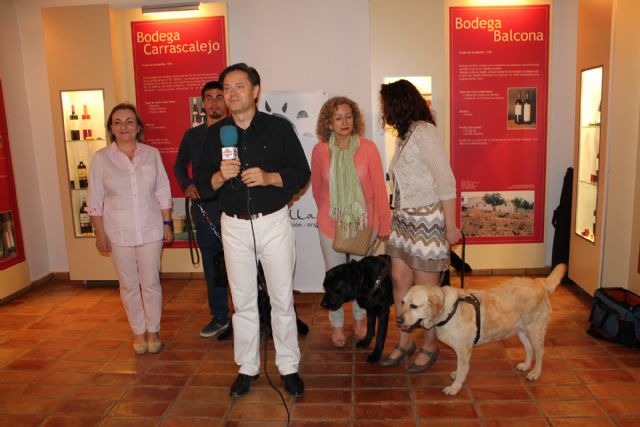 La Asociación de Usuarios de Perros Guía de la Región visita el Museo del Vino de Bullas - 2, Foto 2
