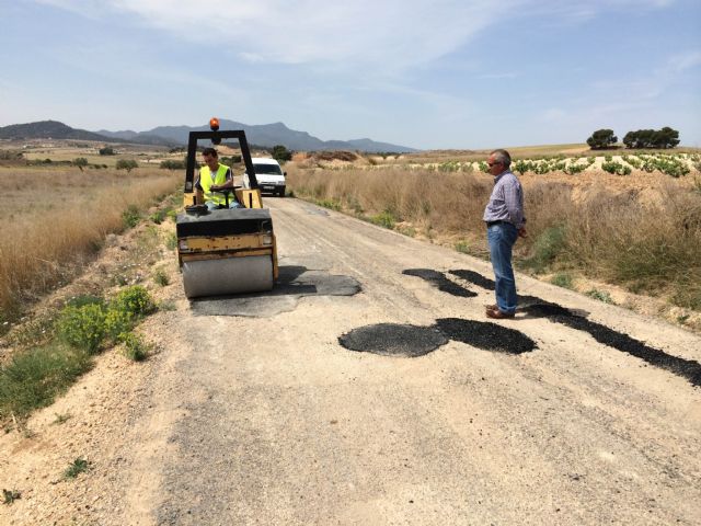 La Concejalía de Agricultura y Pedanías refuerza su plantilla con cuatro operarios más para el bacheo de caminos asfaltados del municipio - 2, Foto 2