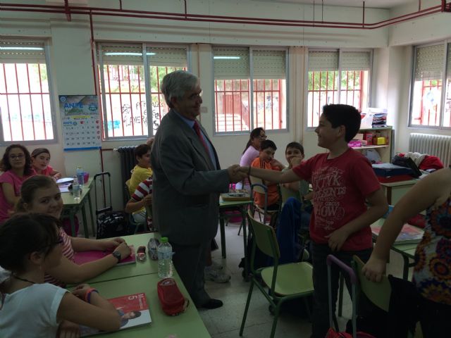 El alcalde visita las cooperativas del alumnado que está participando en los programas EJE y EME de la Región - 2, Foto 2