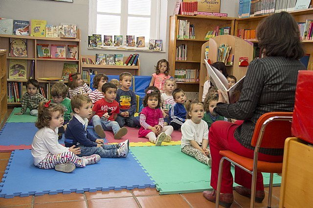 Los alumnos de la Escuela Infantil Clara Campoamor realizaron una visita a la Biblioteca, Foto 1