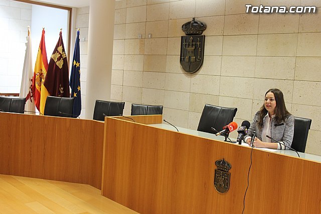 La concejal de Hacienda explica que el ayuntamiento ha reducido su deuda en más de 12,5 millones de euros desde el inicio de la legislatura, Foto 1