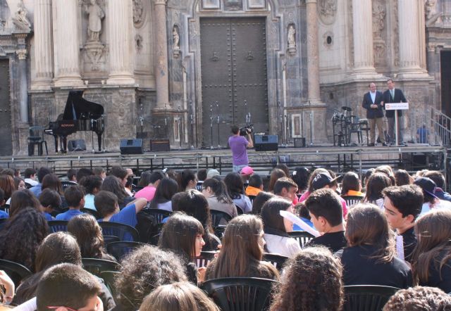 Cámara da la bienvenida a 500 escolares que han protagonizado el Festival Cantemus en la Plaza de Belluga - 1, Foto 1