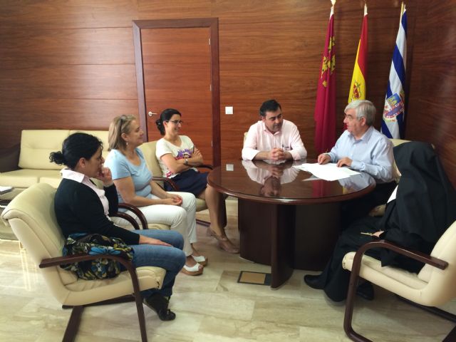 El alcalde formaliza un convenio con la Residencia de Ancianos para el ejercicio 2014 - 2, Foto 2