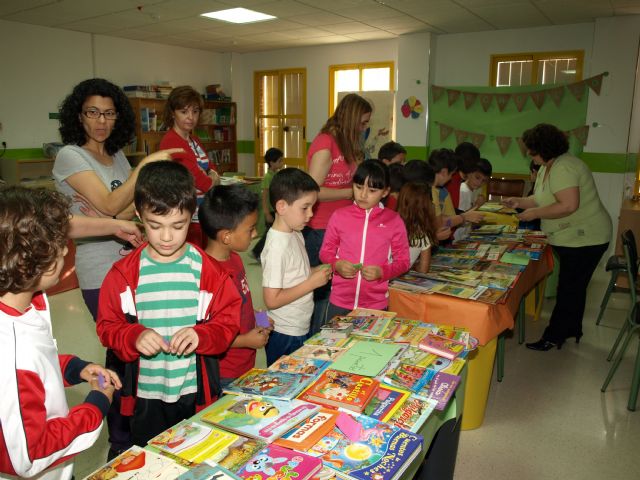 El colegio Juan Ayala de Ceutí organiza un mercadillo para celebrar el Día del libro - 1, Foto 1
