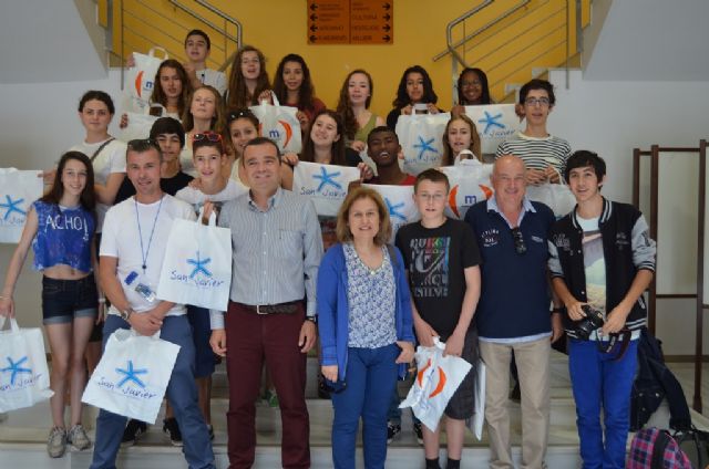 Recepción en el Ayuntamiento de un grupo de estudiantes franceses que se encuentran de intercambio con alumnos del IES Mar Menor - 1, Foto 1