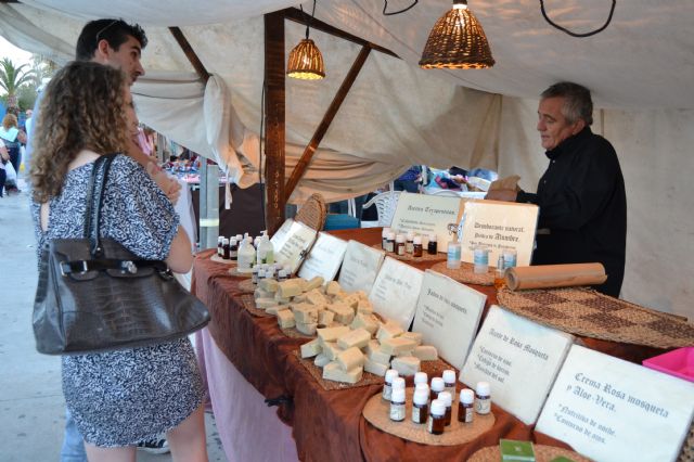 Una treintena de comerciantes muestran sus productos en el mercado de artesanía de La Sal - 2, Foto 2