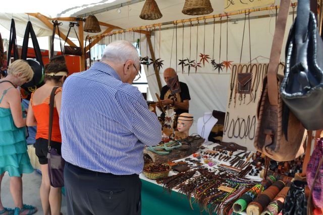 Una treintena de comerciantes muestran sus productos en el mercado de artesanía de La Sal - 3, Foto 3