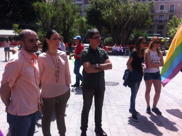 Lectura de un manifiesto para celebrar el Día Internacional contra la homofobia, transfobia y bifobia - 1, Foto 1