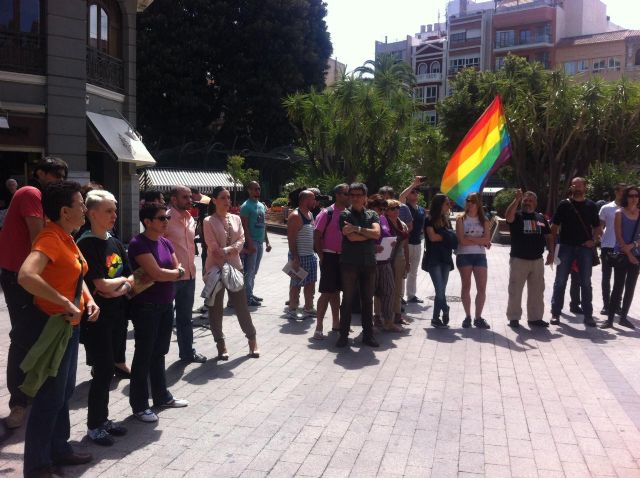 Lectura de un manifiesto para celebrar el Día Internacional contra la homofobia, transfobia y bifobia - 2, Foto 2