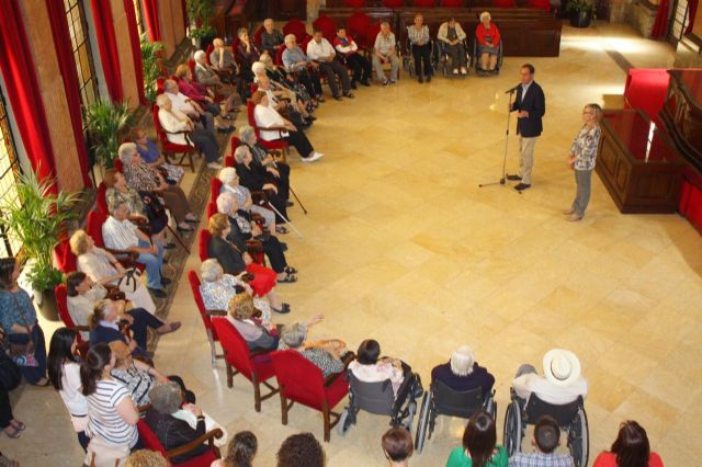 El Alcalde celebra con los usuarios de los centros de día su semana cultural - 1, Foto 1