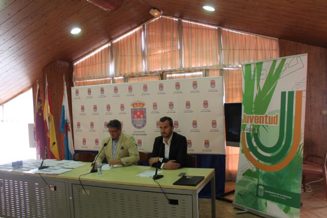 Más de 40 comerciantes de Los Alcázares renuevan el convenio del Carné Joven Municipal - 1, Foto 1